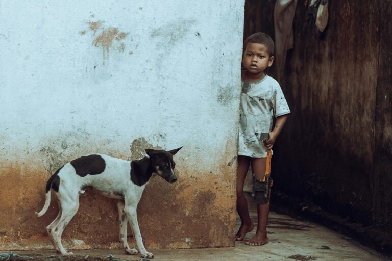 “Silent Bonds: A Glimpse of Innocence and Resilience”